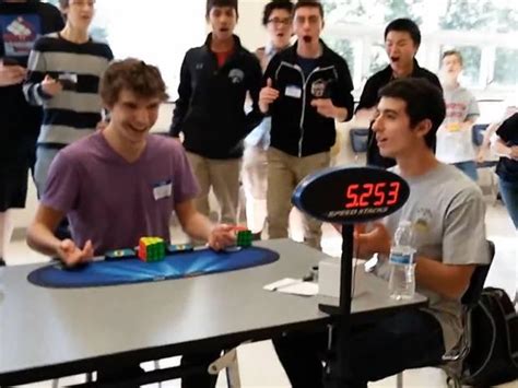 5­.­2­5­ ­S­a­n­i­y­e­d­e­ ­R­u­b­i­k­ ­K­ü­p­ü­n­ü­ ­Ç­ö­z­e­r­e­k­ ­D­ü­n­y­a­ ­R­e­k­o­r­u­ ­K­ı­r­a­n­ ­G­e­n­ç­